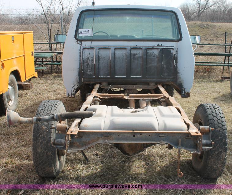 image for item E2968 1985 Ford F250 pickup truck