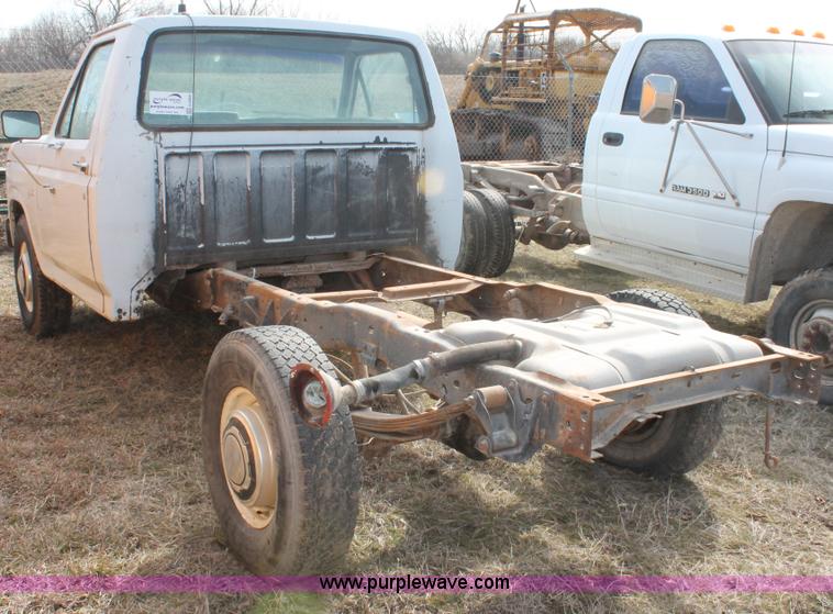 image for item E2968 1985 Ford F250 pickup truck