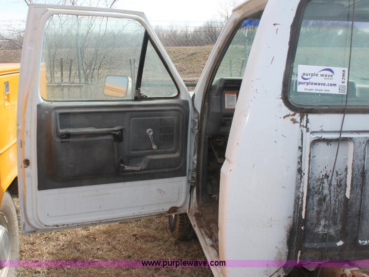 image for item E2968 1985 Ford F250 pickup truck