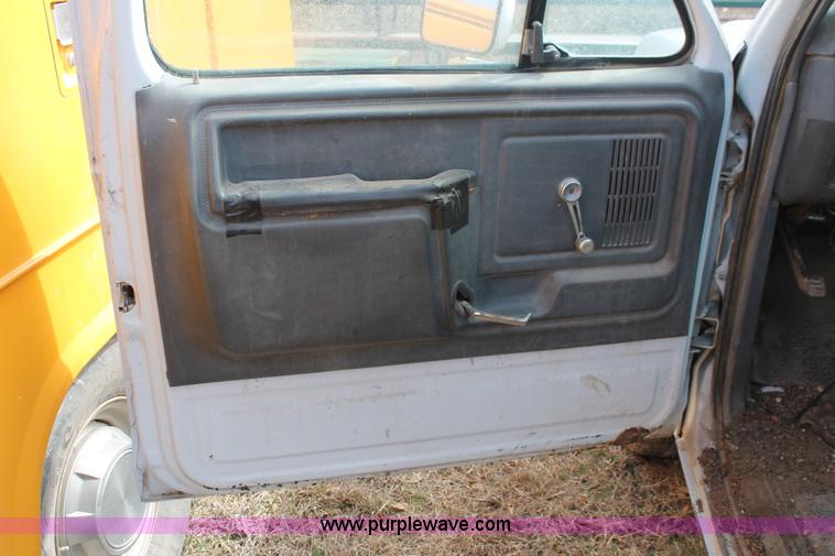 image for item E2968 1985 Ford F250 pickup truck