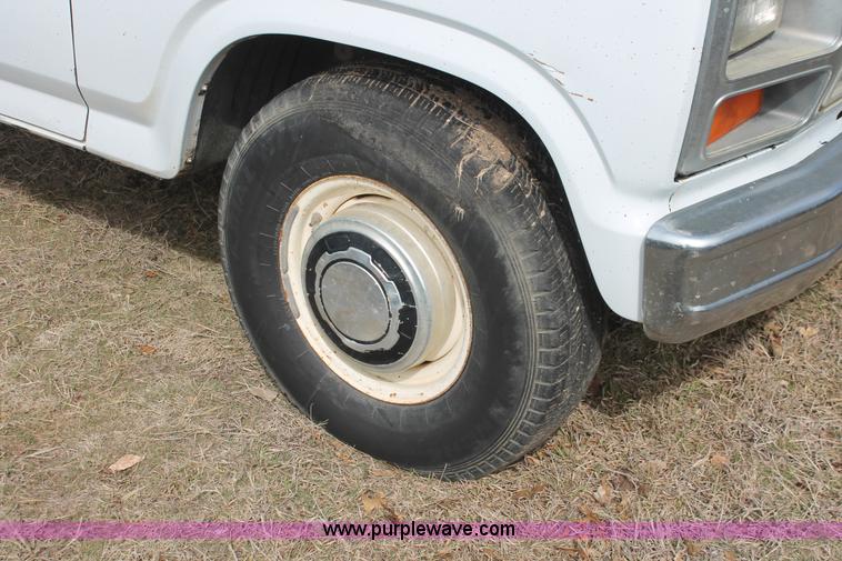 image for item E2968 1985 Ford F250 pickup truck