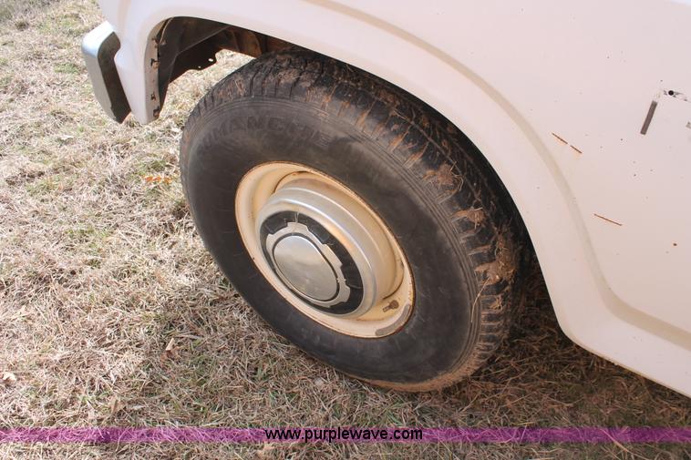 image for item E2968 1985 Ford F250 pickup truck