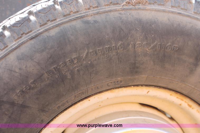 image for item E2968 1985 Ford F250 pickup truck