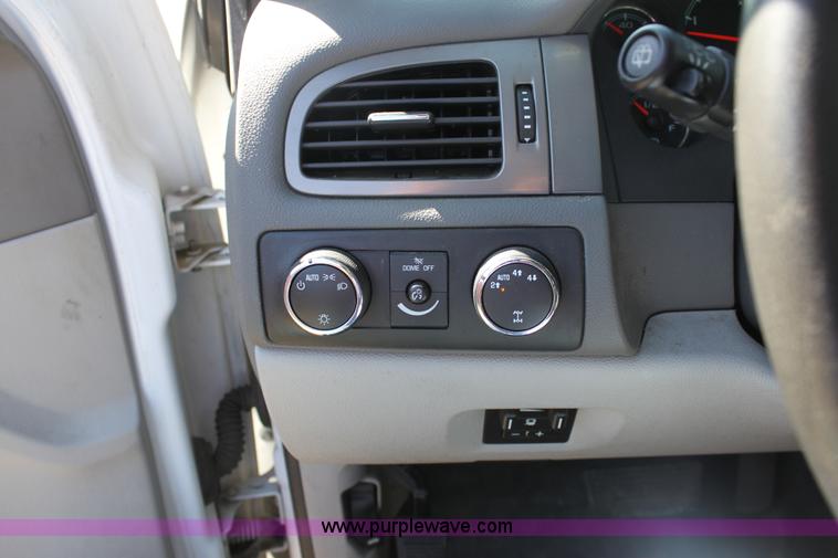 image for item E8480 2009 Chevrolet Suburban 2500 LS SUV
