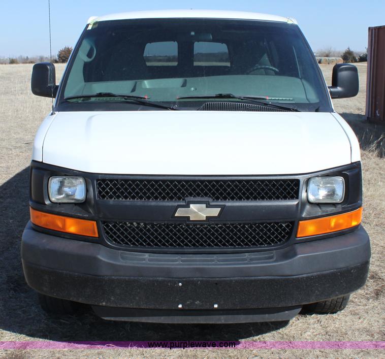 image for item E8485 2009 Chevrolet Express 3500 Extended van