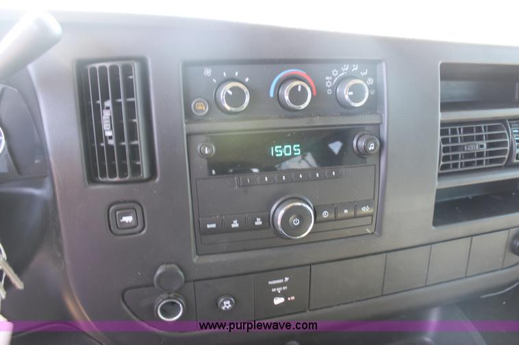image for item E8485 2009 Chevrolet Express 3500 Extended van