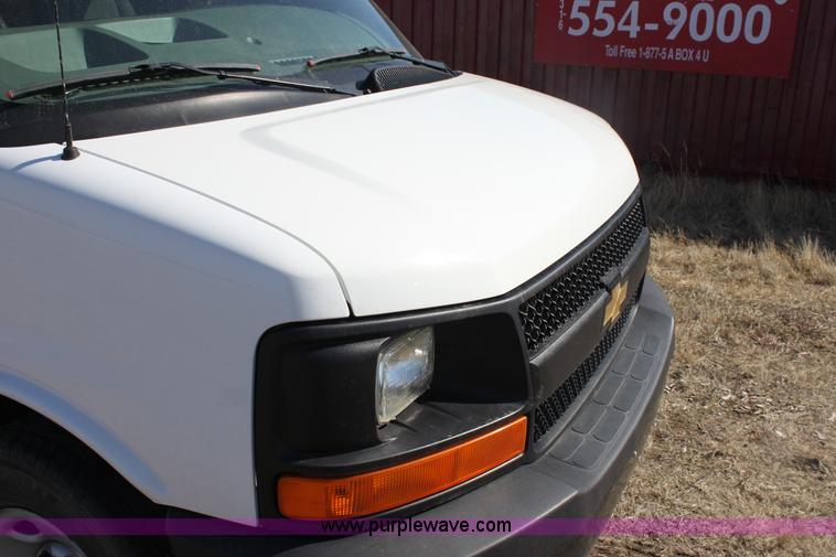 image for item E8485 2009 Chevrolet Express 3500 Extended van