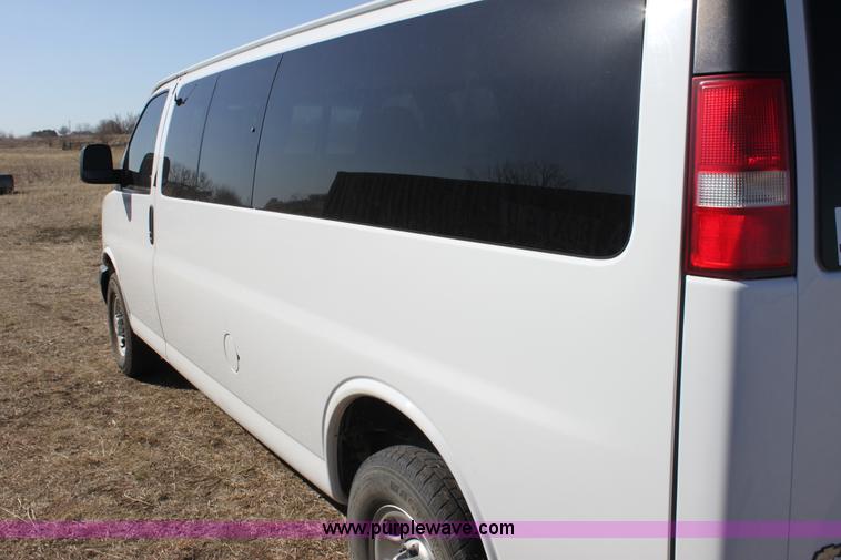 image for item E8485 2009 Chevrolet Express 3500 Extended van