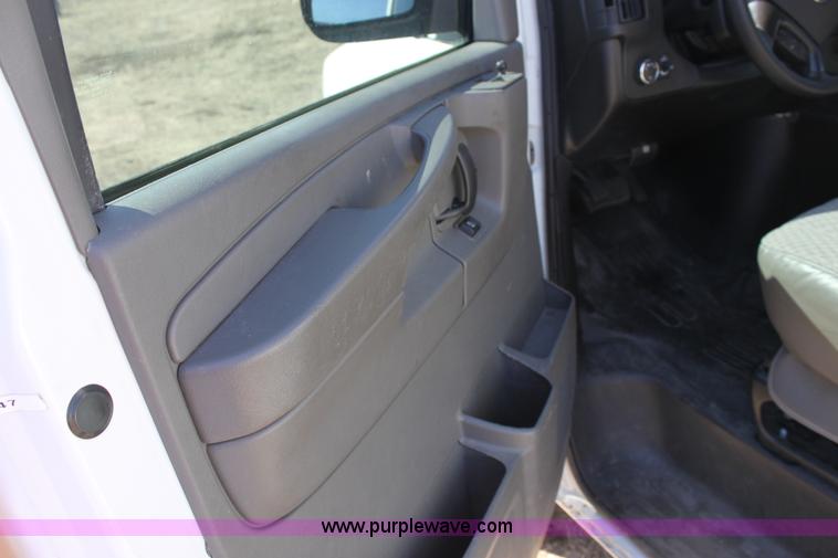 image for item E8486 2009 Chevrolet Express G3500 van