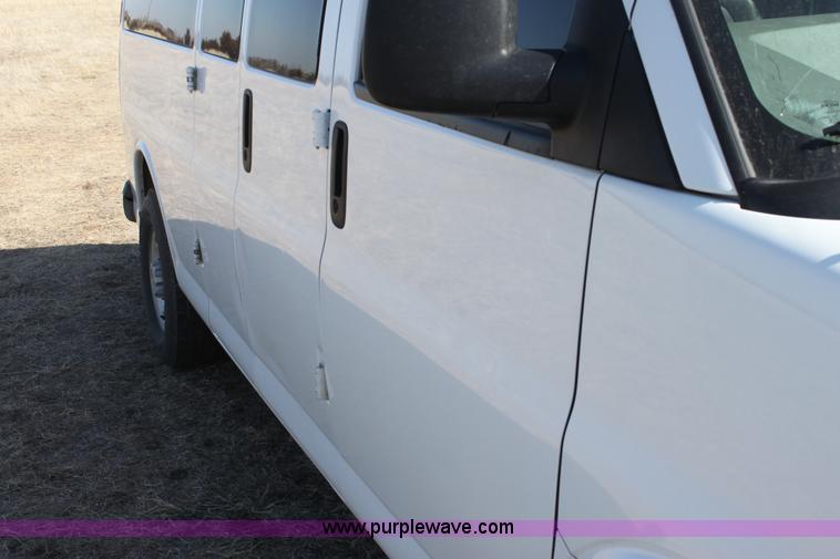 image for item E8486 2009 Chevrolet Express G3500 van