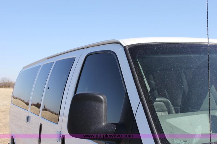 image for item E8486 2009 Chevrolet Express G3500 van