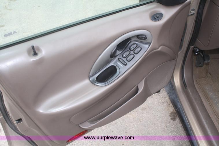 image for item F2538 1999 Ford Taurus SE