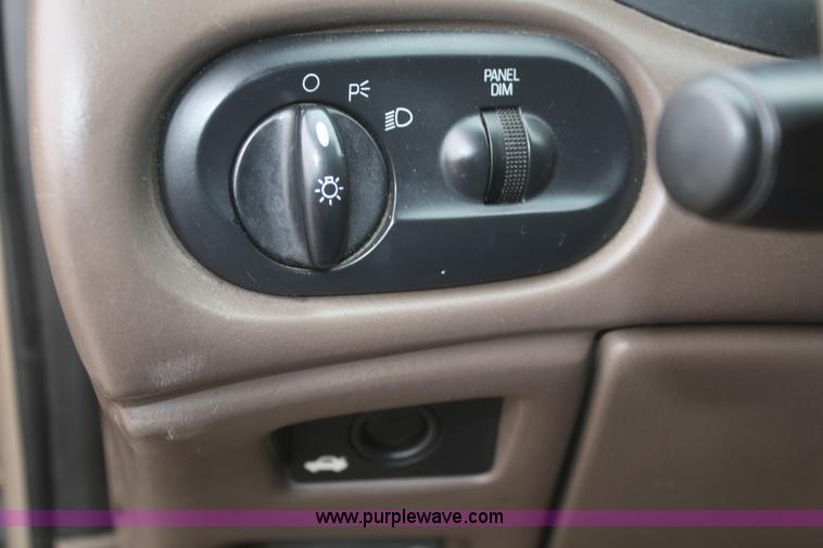 image for item F2538 1999 Ford Taurus SE