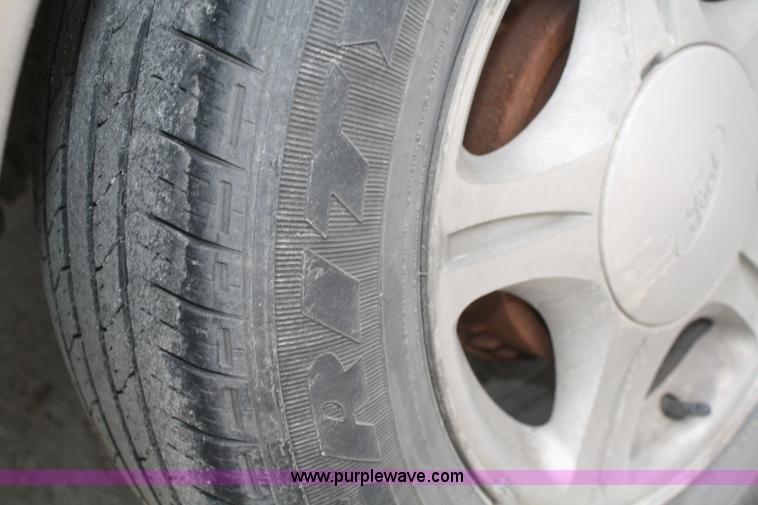 image for item F2538 1999 Ford Taurus SE