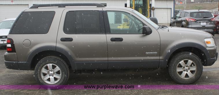 image for item F2545 2006 Ford Explorer XLT SUV