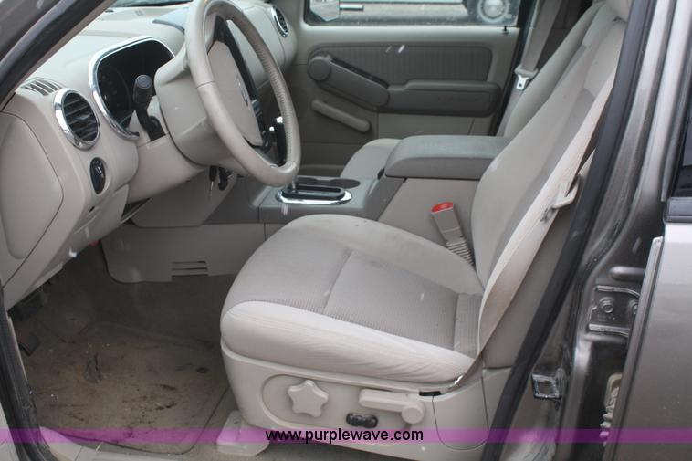 image for item F2545 2006 Ford Explorer XLT SUV