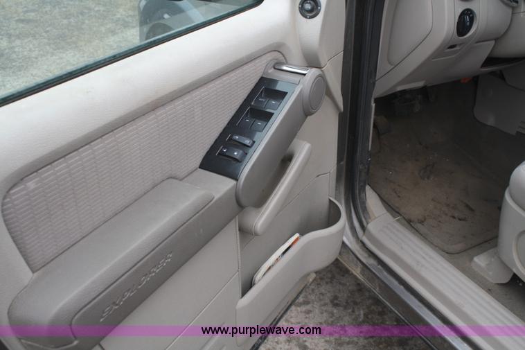 image for item F2545 2006 Ford Explorer XLT SUV