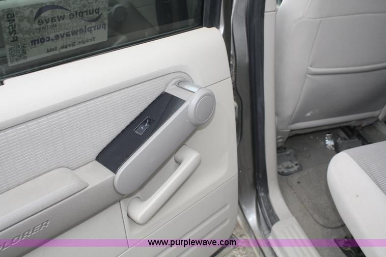 image for item F2545 2006 Ford Explorer XLT SUV