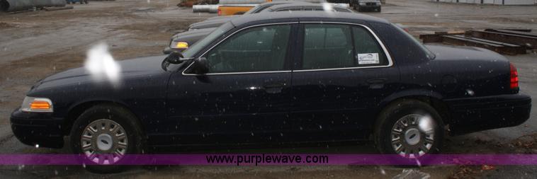 image for item F2550 2004 Ford Crown Victoria Police Interceptor