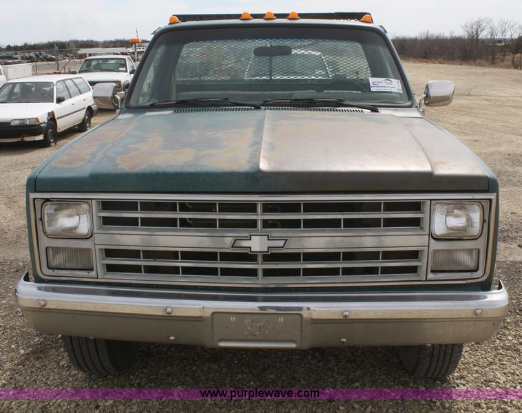 image for item F2786 1987 Chevrolet C30 flatbed pickup truck