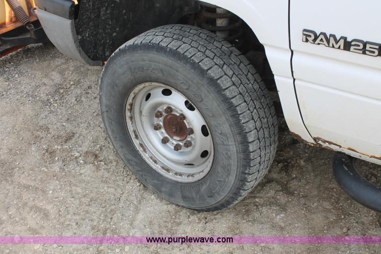 image for item F2787 2001 Dodge Ram 2500 Quad Cab pickup truck