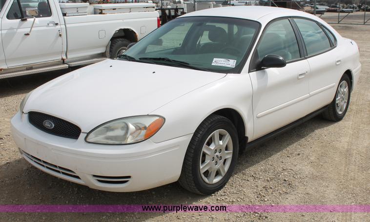 image for item F2788 2004 Ford Taurus SE