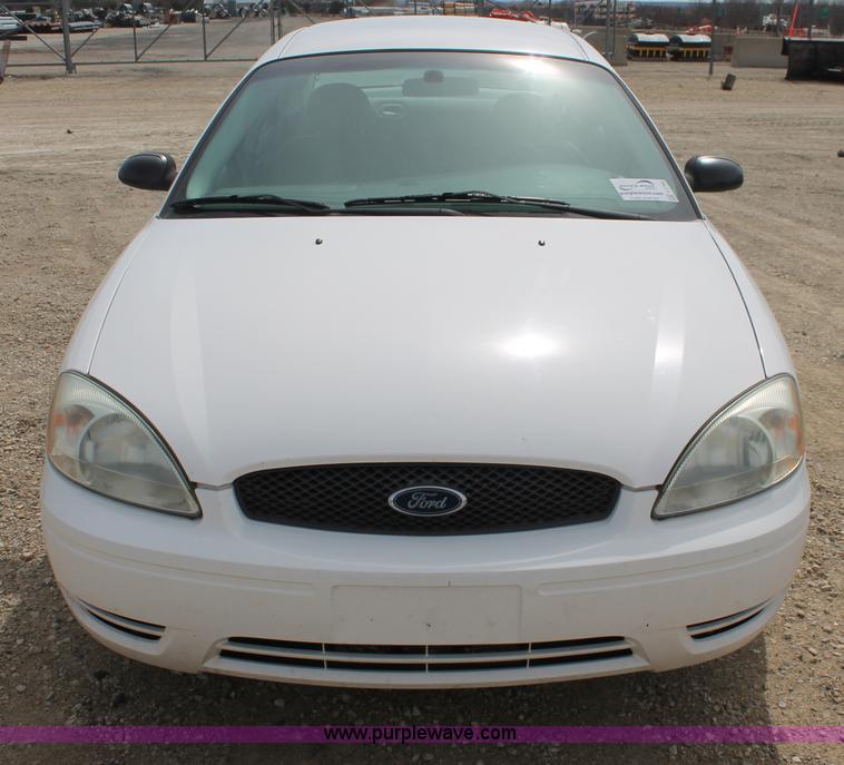 image for item F2788 2004 Ford Taurus SE