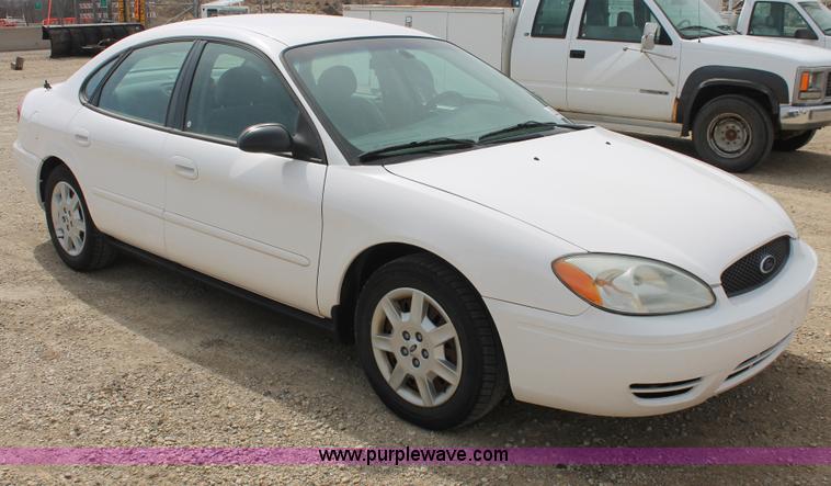 image for item F2788 2004 Ford Taurus SE