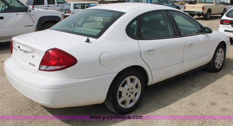 image for item F2788 2004 Ford Taurus SE
