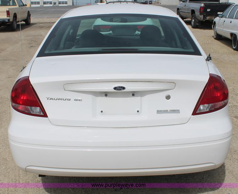 image for item F2788 2004 Ford Taurus SE