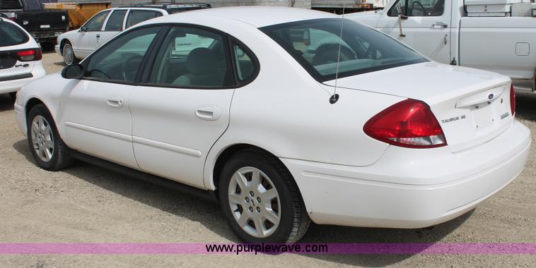 image for item F2788 2004 Ford Taurus SE
