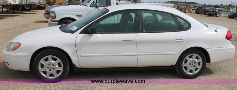 image for item F2788 2004 Ford Taurus SE