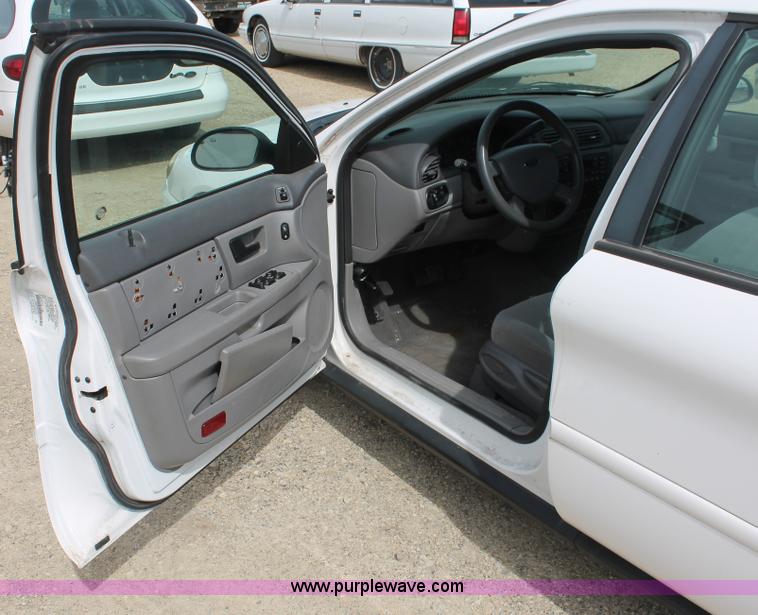 image for item F2788 2004 Ford Taurus SE