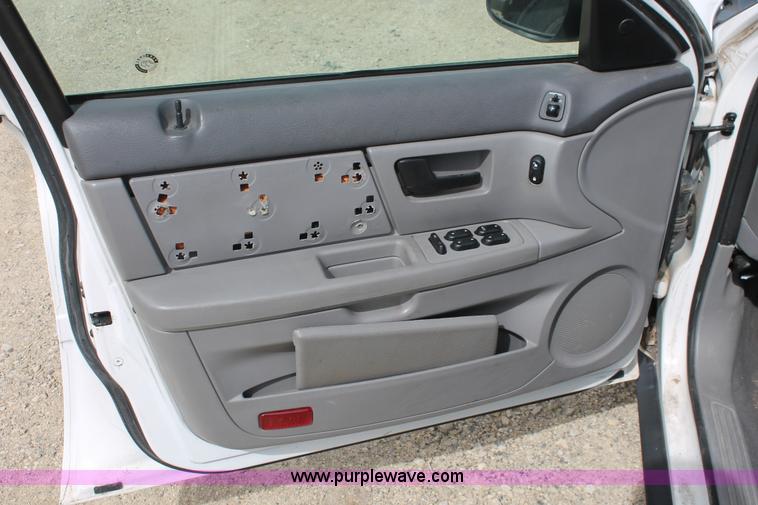 image for item F2788 2004 Ford Taurus SE