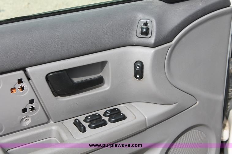 image for item F2788 2004 Ford Taurus SE