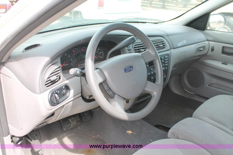 image for item F2788 2004 Ford Taurus SE