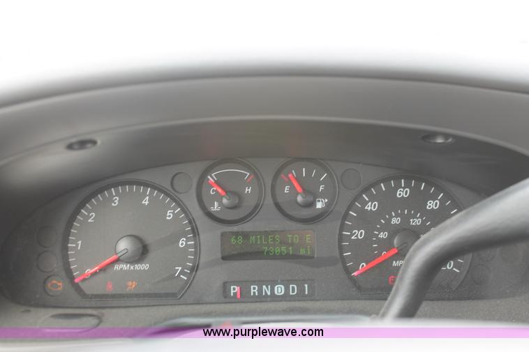 image for item F2788 2004 Ford Taurus SE