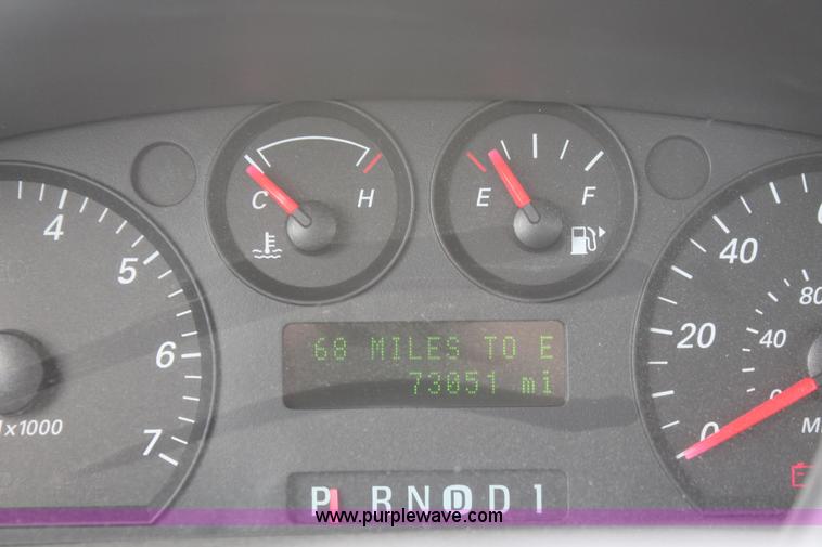 image for item F2788 2004 Ford Taurus SE