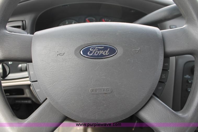 image for item F2788 2004 Ford Taurus SE