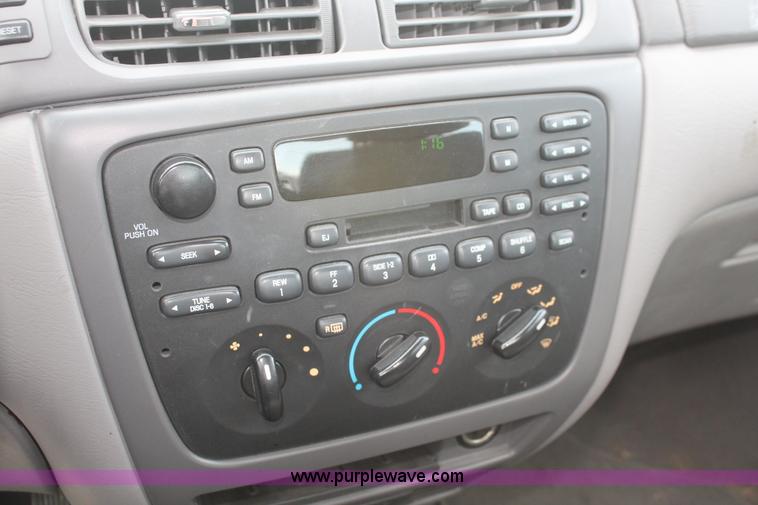 image for item F2788 2004 Ford Taurus SE