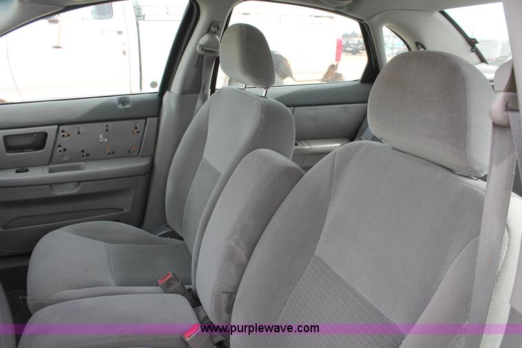 image for item F2788 2004 Ford Taurus SE