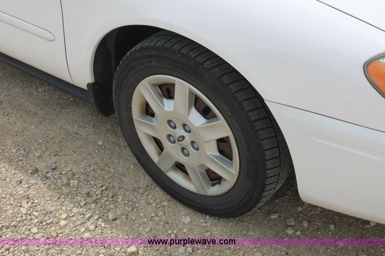image for item F2788 2004 Ford Taurus SE
