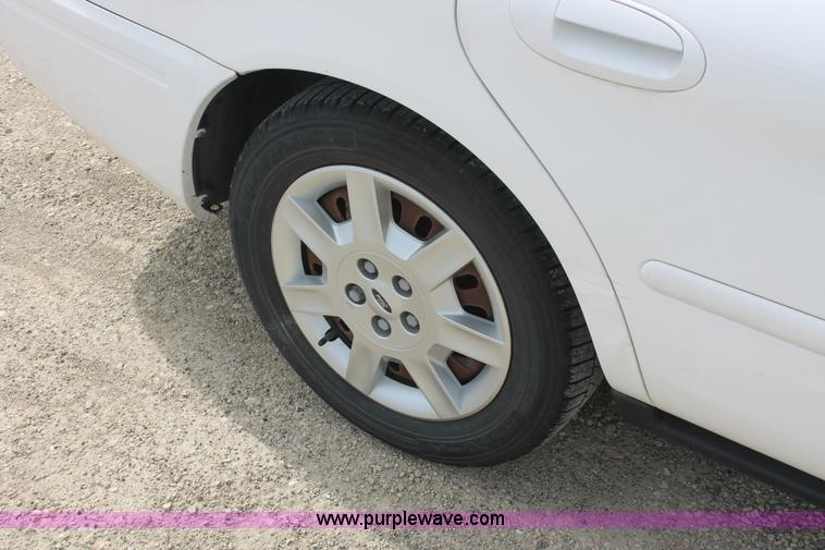 image for item F2788 2004 Ford Taurus SE