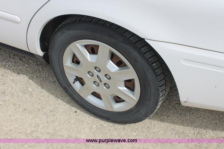 image for item F2788 2004 Ford Taurus SE