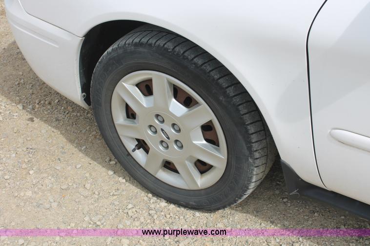 image for item F2788 2004 Ford Taurus SE