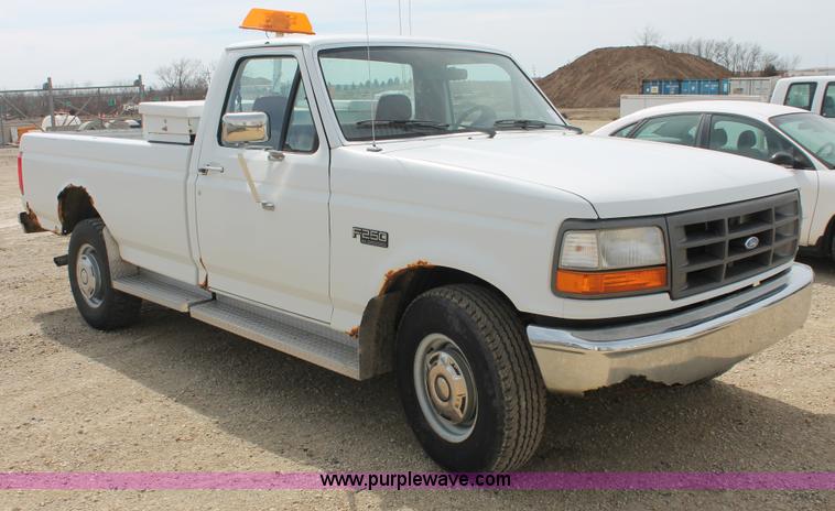 image for item F2789 1993 Ford F250 XL pickup truck