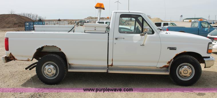 image for item F2789 1993 Ford F250 XL pickup truck
