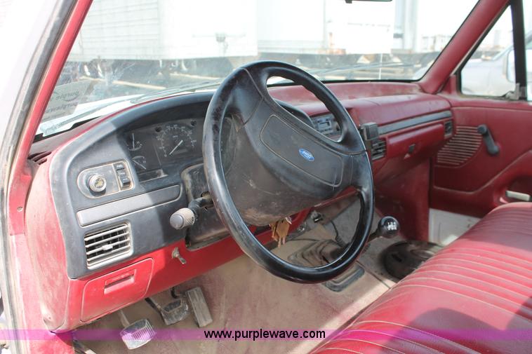 image for item F2789 1993 Ford F250 XL pickup truck
