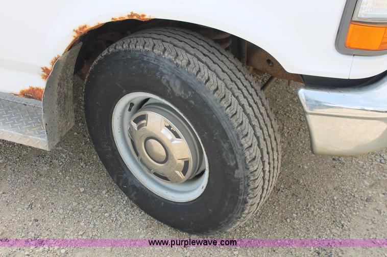 image for item F2789 1993 Ford F250 XL pickup truck