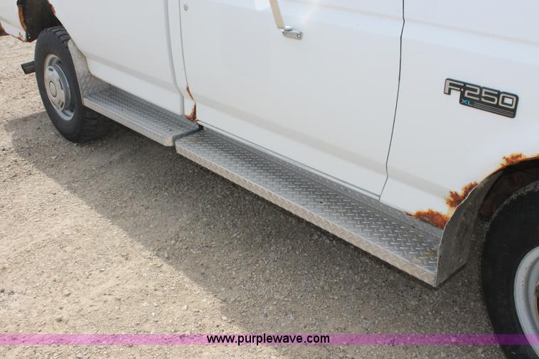 image for item F2789 1993 Ford F250 XL pickup truck